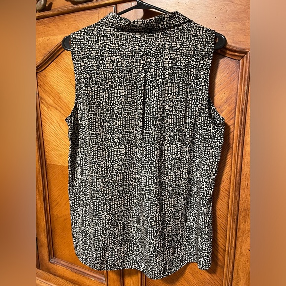 🖤 Dana Buchman Sleeveless Blouse 
Very comfy!!! Good quality. - Picture 2 of 7